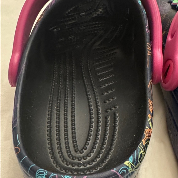 As good as NEW! CROCS Classic Disney Villains, sz J3 - Picture 10 of 12